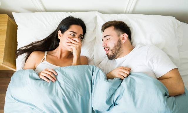 Dlaczego po spaniu śmierdzi mi z ust? Dowiedz się, jak pozbyć się nieprzyjemnego zapachu z ust rano