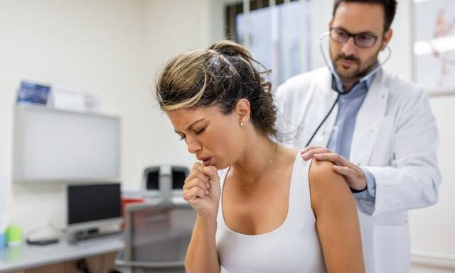 Rekordowe zachorowania na krztusiec w Czechach. 1500 nowych przypadków w tydzień. Jakie są objawy krztuśca?