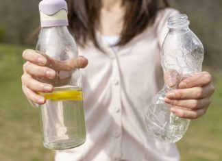 Naukowcy alarmują: plastikowe butelki uwalniają szkodliwe chemikalia. Zobacz, jaka jest najlepsza butelka na wodę. Do wyboru 2 opcje