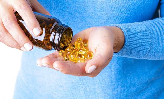 Jak zwiększyć wchłanianie witaminy D? Przyjmuj ją w ten sposób, a szybko poczujesz efekty. To wspiera jej przyswajanie