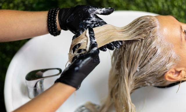 Niewydolność nerek od kosmetyków do włosów. Ten składnik wywołuje kamicę i powinien być zakazany. Jest nawet w szamponach