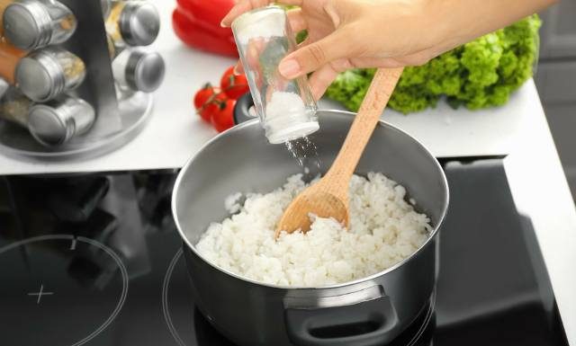 Nie do wiary, jak wiele osób gotuje ryż nieprawidłowo. Te 3 błędy mogą być szkodliwe dla zdrowia. Sprawdź, jak ugotować ryż