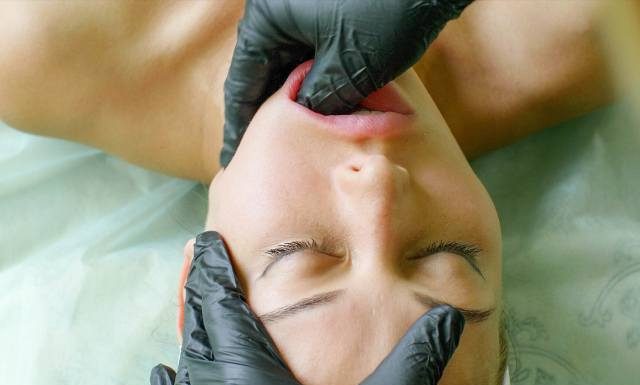 Masaż na szybki lifting ust i policzków. Zadziwiająca technika odmłodzi twoją twarz i pomoże przy dolegliwościach