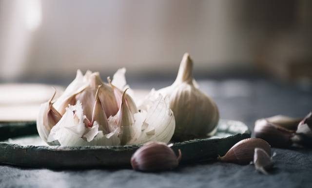 Czy możesz jeść czosnek? Sprawdź. Przeciwskazania mogą cię zaskoczyć. Wśród nich: problemy z ciśnieniem i żołądkiem