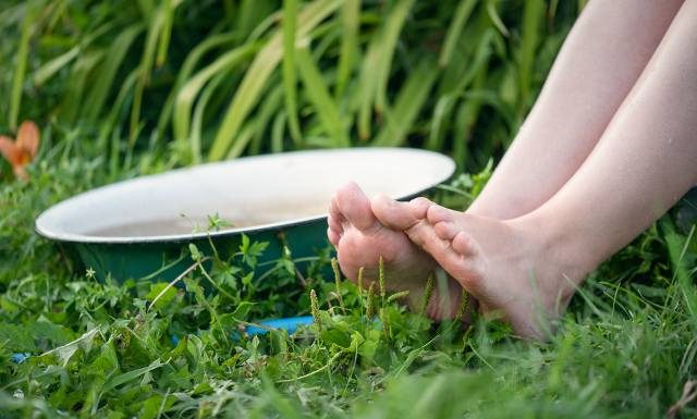 Darmowy sposób na swędzenie, obrzęki i grzybicę stóp. Poznaj 5 powodów, dla których warto wypróbować moczenie nóg w pokrzywie. Na co pomaga?