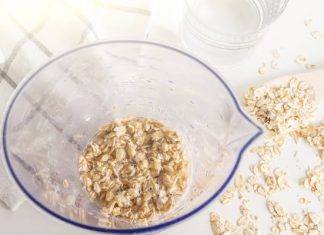Woda owsiana na boczki, osteoporozę i obniżenie cholesterolu. Poznaj 7 korzyści z picia wody owsianej i wypróbuj prosty przepis
