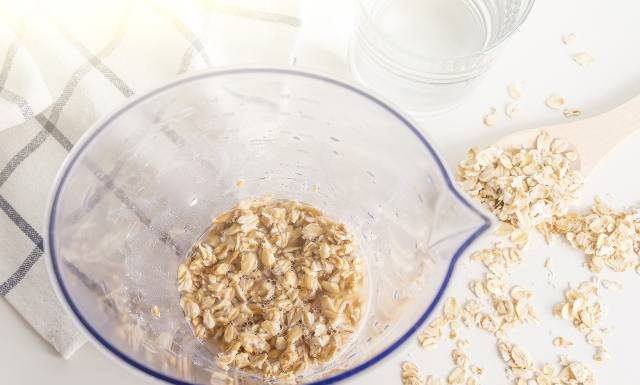 Woda owsiana na boczki, osteoporozę i obniżenie cholesterolu. Poznaj 7 korzyści z picia wody owsianej i wypróbuj prosty przepis