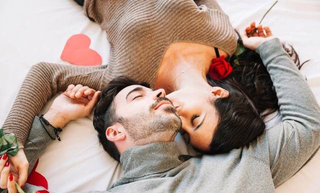 Przyciągniesz do siebie obiekt uczuć jak magnes. To naturalny afrodyzjak czy tylko domysły? Czym są i jak działają feromony?