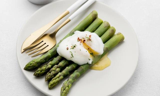 Co dzieje się z twoim organizmem, kiedy jesz szparagi? Pomogą ci schudnąć i ochronią cię przed rakiem! Czego jeszcze o nich nie wiesz?
