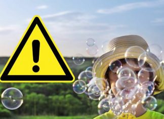 Rodzicu, uważaj! Toksyczne substancje w płynie do baniek mydlanych. Niepozorna zabawka dla dzieci może zrobić wiele krzywdy