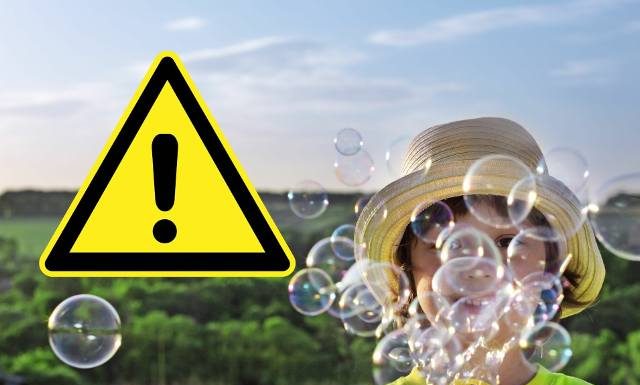 Rodzicu, uważaj! Toksyczne substancje w płynie do baniek mydlanych. Niepozorna zabawka dla dzieci może zrobić wiele krzywdy