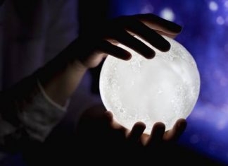 Pełnia Księżyca w kwietniu 2024, czyli Różowa Pełnia na wiosennym niebie. Czy pełnia Księżyca wpływa na człowieka? Poznaj fakty i mity