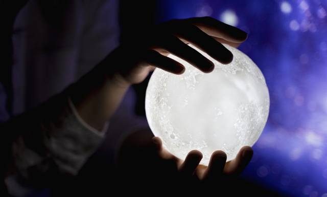 Pełnia Księżyca w kwietniu 2024, czyli Różowa Pełnia na wiosennym niebie. Czy pełnia Księżyca wpływa na człowieka? Poznaj fakty i mity