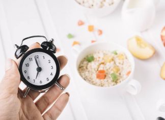 O której godzinie jeść pierwsze śniadanie? Zobacz, ile godzin po przebudzeniu trzeba czekać. Wśród opinii ekspertów pojawia się godz. 11:00