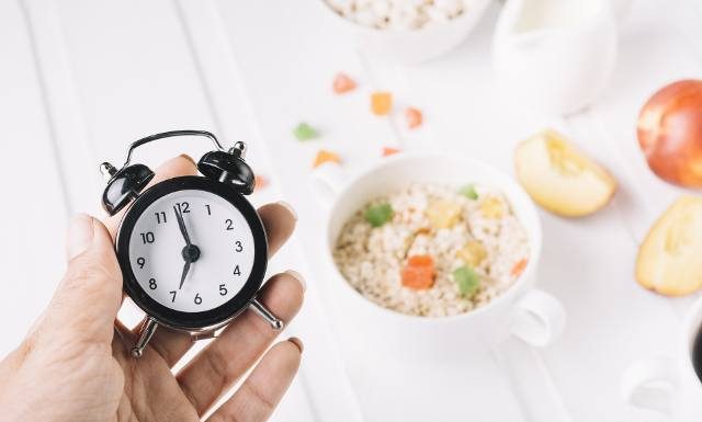 O której godzinie jeść pierwsze śniadanie? Zobacz, ile godzin po przebudzeniu trzeba czekać. Wśród opinii ekspertów pojawia się godz. 11:00