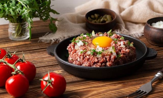 Mięso wycofane z obrotu. GIS ostrzega: zawiera groźne bakterie coli. Zakażenie może doprowadzić do krwawej biegunki