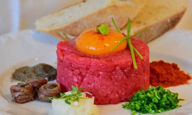 Uwaga! Tatar wołowy wycofany ze sprzedaży. Jego spożycie może prowadzić do krwotocznego zapalenia okrężnicy! Najnowsze ostrzeżenia GIS