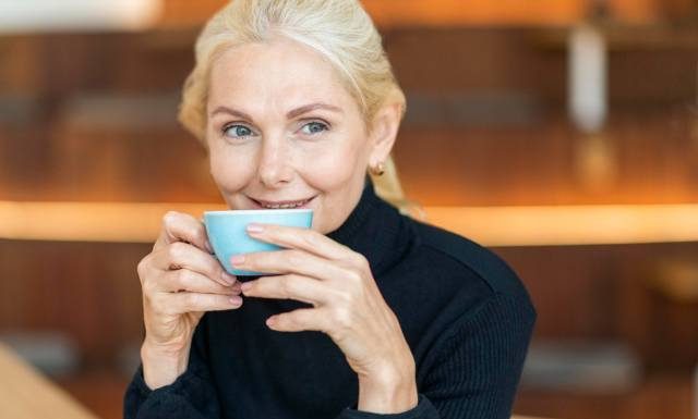 Kiedy najlepiej pić kawę? Ekspertka ds. snu mówi, o jakiej godzinie wypijać „małą czarną”