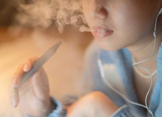 Kaszel, krwioplucie, problemy z oddychaniem, a nawet śmierć. Palenie e-papierosów wywołuje krwawienie do pęcherzyków płucnych