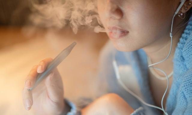 Kaszel, krwioplucie, problemy z oddychaniem, a nawet śmierć. Palenie e-papierosów wywołuje krwawienie do pęcherzyków płucnych