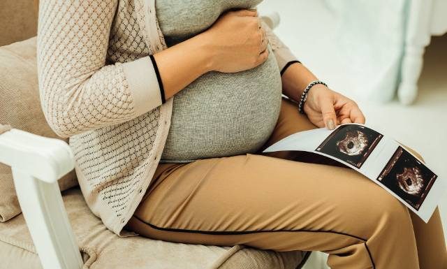 Twoja waga w ciąży. Tyle kilogramów możesz przytyć bez ryzyka nadwagi. Zobacz, ile kalorii ekstra potrzebuje organizm kobiety