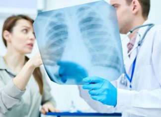 Jak rozpoznać zapalenie płuc? Objawy u dorosłych i dzieci mogą się różnić. Nie dopuść do rozwoju groźnych powikłań