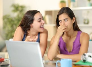 5 pokarmów, które mogą powodować nieświeży oddech. Nie jedz ich przed podróżą lub spotkaniem z przyjaciółmi