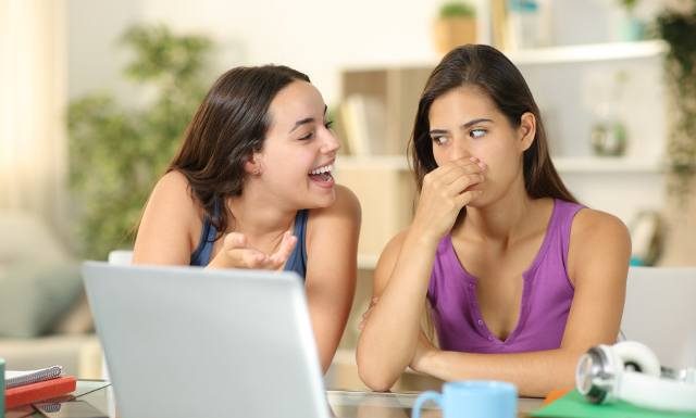 5 pokarmów, które mogą powodować nieświeży oddech. Nie jedz ich przed podróżą lub spotkaniem z przyjaciółmi