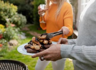 7 najgorszych produktów na grilla. Lepiej ich unikaj. Mogą źle wpływać na twoje zdrowie