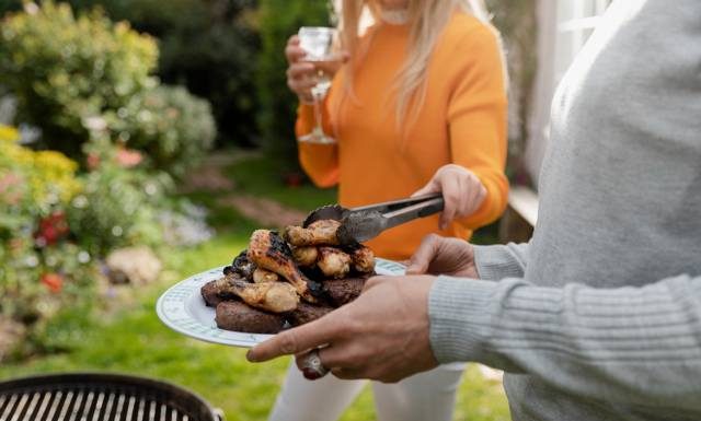 7 najgorszych produktów na grilla. Lepiej ich unikaj. Mogą źle wpływać na twoje zdrowie