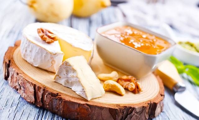 Camembert i spółka to najzdrowsze sery. Nie zniechęcaj się zawartością tłuszczu. Sery pleśniowe to także część diety. Zobacz, jak je jeść
