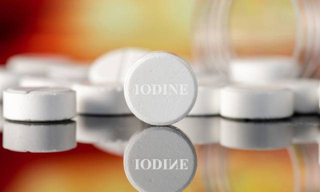 Jod dla Polaków na wypadek skażeń promieniotwórczych. Ministerstwo Zdrowia określa dawkowanie preparatów ze stabilnym jodem