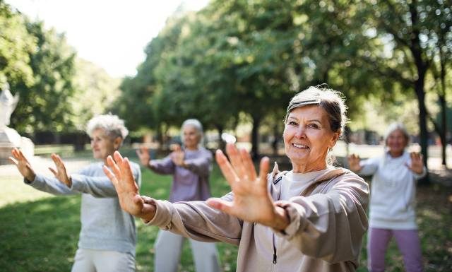 Chroni mózg, wzmacnia ciało. To idealna aktywność dla seniorów. Tai chi spowalnia nawet rozwój parkinsona!