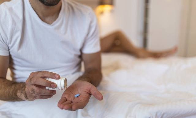 Wielogodzinne, bolesne erekcje i utrata wzroku. Te 5 powodów sprawi, że nie sięgniesz więcej po Viagrę i tabletki na erekcję bez potrzeby