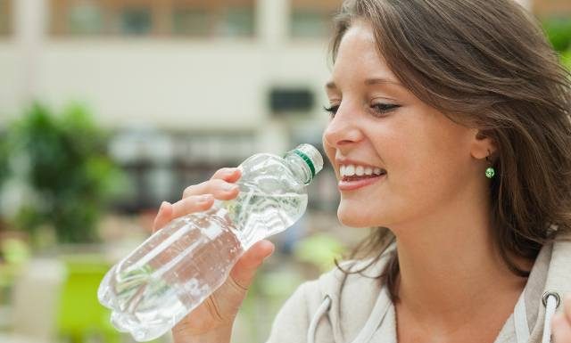 Pijesz prosto z butelki? Lepiej zmień ten niebezpieczny nawyk. Zobacz, co ryzykujesz