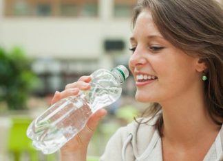 Pijesz prosto z butelki? Lepiej zmień ten niebezpieczny nawyk. Zobacz, co ryzykujesz. Sprawdź też, kiedy możesz zrobić wyjątek