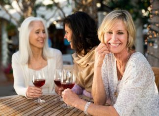 Picie wina po opalaniu i 5 innych sposobów na przedłużenie życia. Rób to, a będziesz żyć nawet 10 lat dłużej