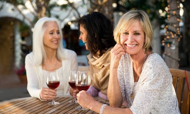 Picie wina po opalaniu i 5 innych sposobów na przedłużenie życia. Rób to, a będziesz żyć nawet 10 lat dłużej