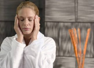 Ten masaż to jeden z najlepszych liftingów twarzy. Możesz robić go sama. Azjatycki zabieg odmładza nawet o 10 lat