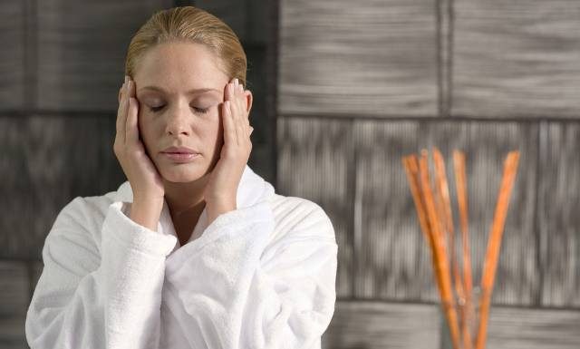 Ten masaż to jeden z najlepszych liftingów twarzy. Możesz robić go sama. Azjatycki zabieg odmładza nawet o 10 lat