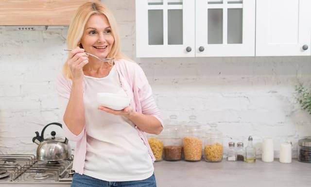 Tycie z powietrza, „mgła mózgowa”, rozdrażnienie, uderzenia gorąca? Nie pauzuj po 50. Wypróbuj sposoby na menopauzę