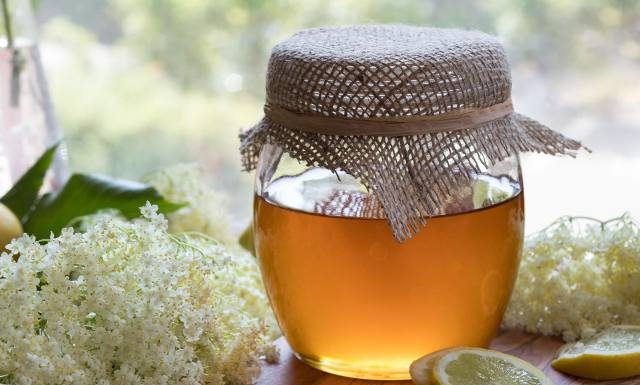 Syrop z kwiatów czarnego bzu – domowy sposób na przeziębienie z apteczki Pana Boga. Wypróbuj prosty przepis na syrop z bzu