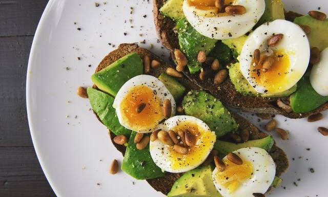 Co najlepiej zjeść przed egzaminem? Te produkty śniadaniowe poprawią koncentrację, dodadzą energii i zmniejszą stres