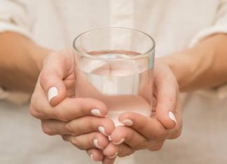 Czy ciepła woda jest dobra dla zdrowia? Przekonaj się sama! Ułatwi zrobienie kupy, poprawi krążenie i pomoże zrzucić zbędne kilogramy