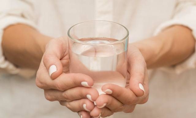 Czy ciepła woda jest dobra dla zdrowia? Przekonaj się sama! Ułatwi zrobienie kupy, poprawi krążenie i pomoże zrzucić zbędne kilogramy