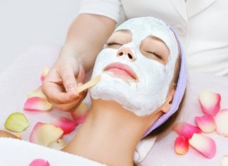 Nie musisz kupować. Nazbieraj płatków i zrób tanie, naturalne kosmetyki na zmarszczki. Zastosuj do twarzy i włosów