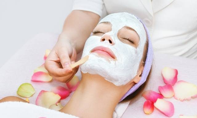 Nie musisz kupować. Nazbieraj płatków i zrób tanie, naturalne kosmetyki na zmarszczki. Zastosuj do twarzy i włosów