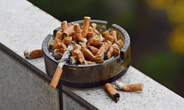 Czy można palić papierosy na balkonie? Sprawdź, czy to jest legalne. Mandat za palenie na balkonie – sposób na irytującego palacza