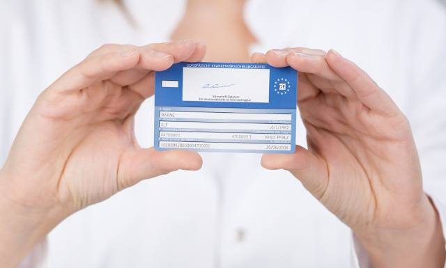 Wyjedź na wakacje 2024 bez obaw. Co to jest karta EKUZ i jak ją wyrobić? To prostsze niż ci się wydaje!