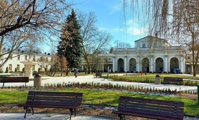 Opłaty za sanatorium NFZ w 2024 – drożej od 1 maja! Tyle zapłacisz za pobyt w pokoju 1-osobowym, 2-osobowym i wieloosobowym. Sprawdź tabele!